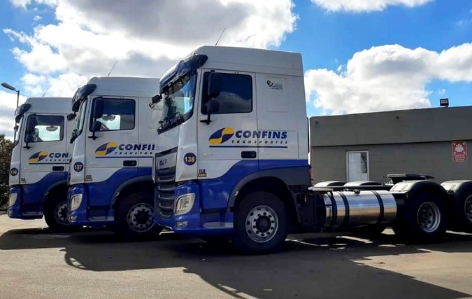 Caminhões da Confins Transportes